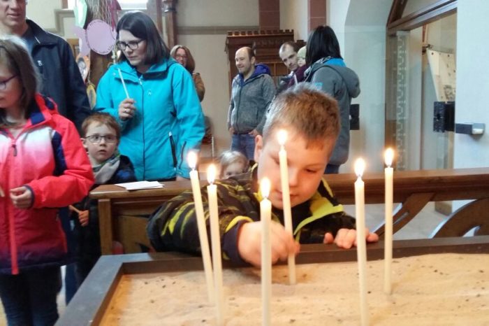 Kinder erkunden die Endorfer Kirche