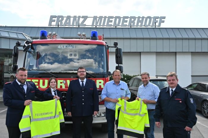 Firma Miederhoff übergibt 45 Wetterschutzjacken an die Einheit Endorf