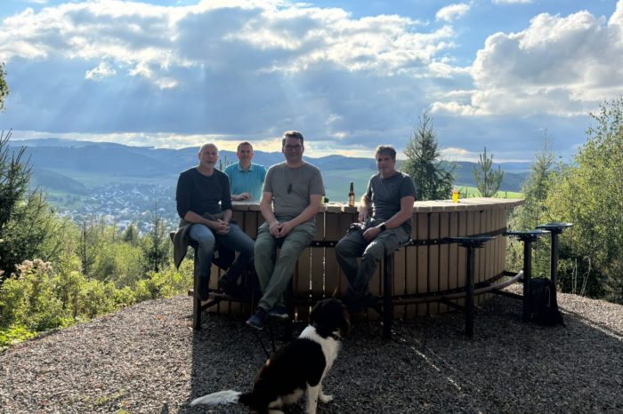 Neue Theke mit traumhaftem Ausblick auf Endorf eingeweiht – Heimatverein Endorf realisiert gelungenes Projekt auf dem Dümberg